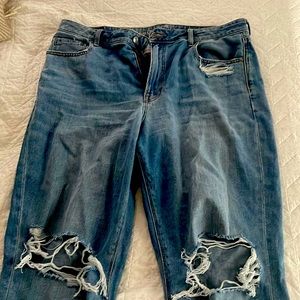 American Eagle Ripped Mom Jean Size 16